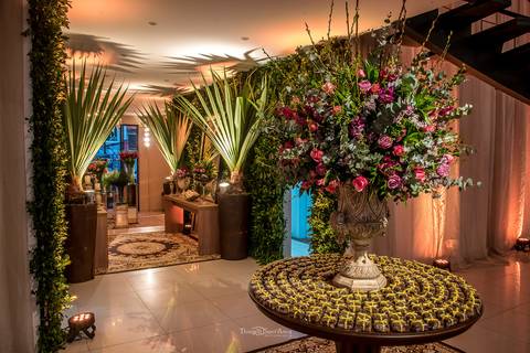 decoração casamento mesa bem casados arranjo tons de rosa palmeiras '