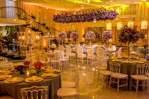 decoração casamento flores tons de rosa vegetação cadeiras brancas '