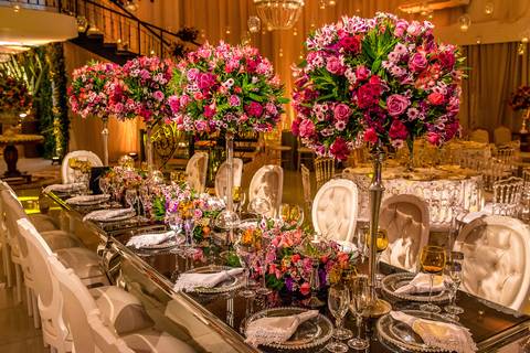 decoração casamento mesa de jantar flores tons de rosa cadeiras brancas '