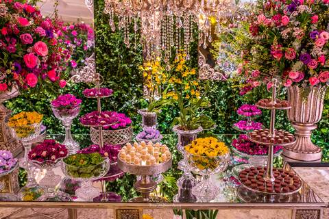 decoração parede com vegetação flores tons de rosa e amarelo lustres doces '