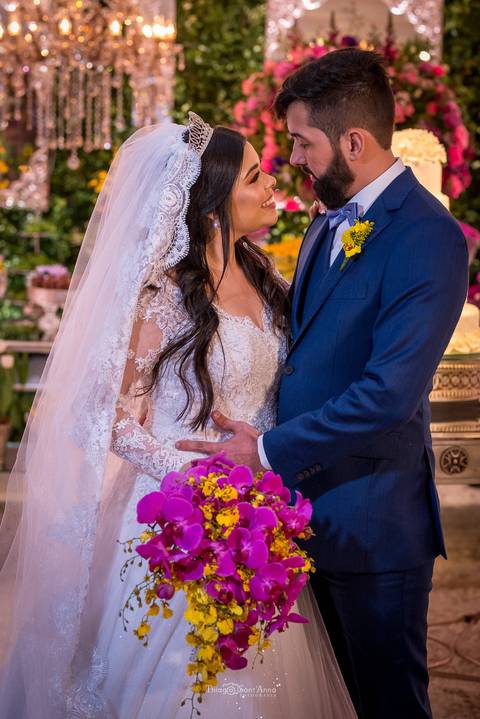 noivos se abraçam noiva vestido véu buque rosa e amarelo decoração '