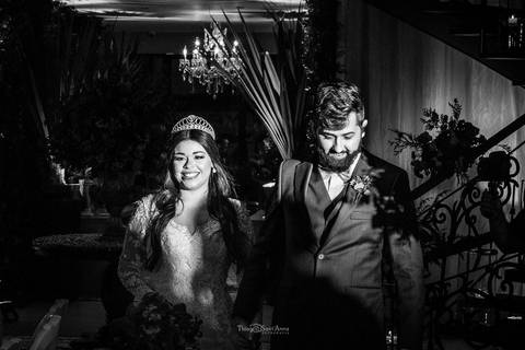 noivos sorrindo preto e branco'