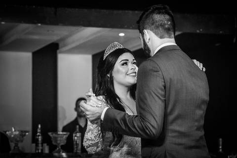 noivos dançam na pista bar ao fundo preto e branco'