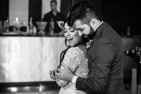 noivos dançam noiva sorri na pista bar ao fundo preto e branco '