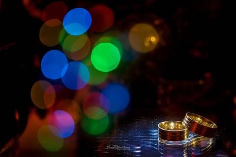 alianças sob luzes da pista de dança '