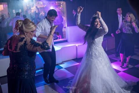 noiva dança na pista com convidados '