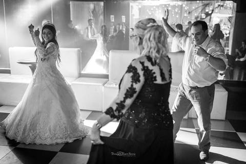 noiva dança na pista com convidados '