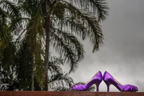 sapatos da noiva salto roxo lilás coqueiros ao fundo'