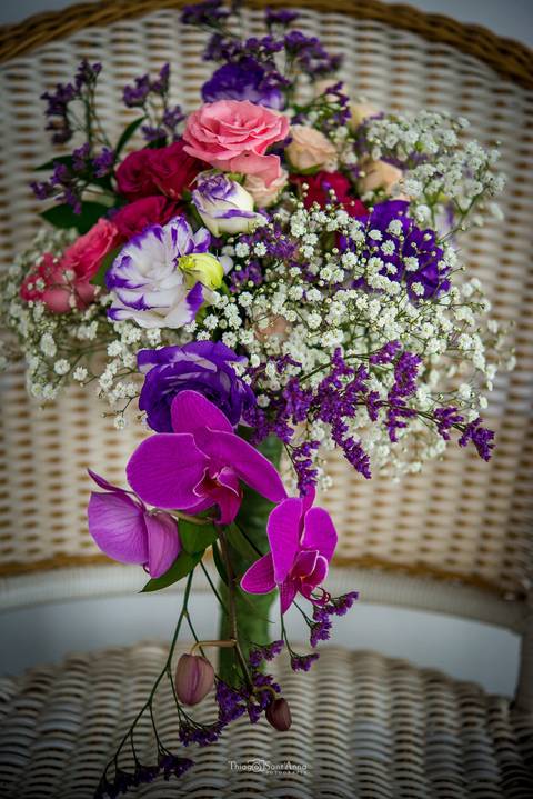 buque flores variadas tons de roxo e rosa'