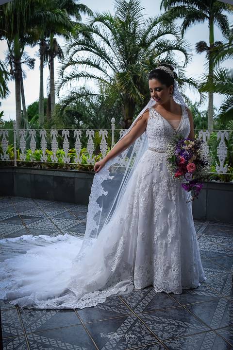 noiva vestido véu buque tons rosa lilás varanda ambiente externo vegetação coqueiros'