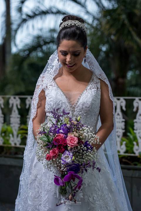noiva vestido véu buque tons de rosa lilás varanda ambiente externo vegetação coqueiros'