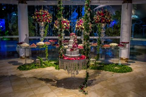 decoração casamento bolo branco flores tons de rosa jarros flores '