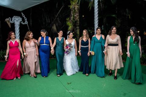madrinhas caminham ao lado da noiva ambiente externo'