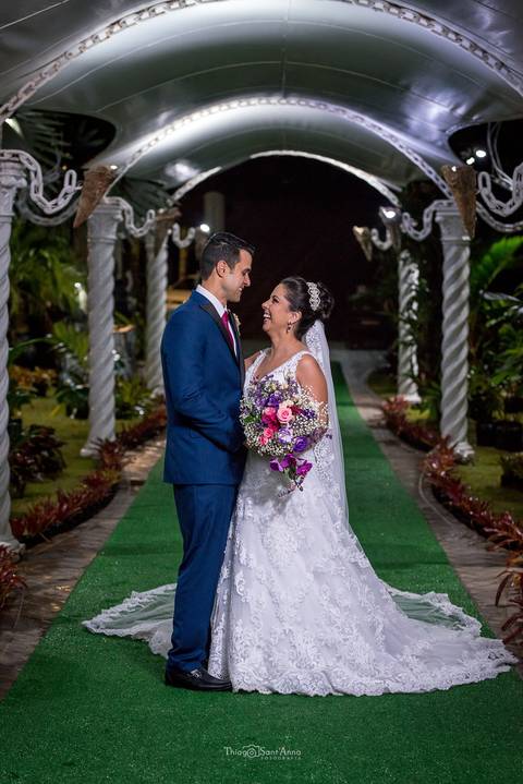 noivos sorriso noiva vestido buque tons de rosa lilás caminho vegetação colunas gregas '