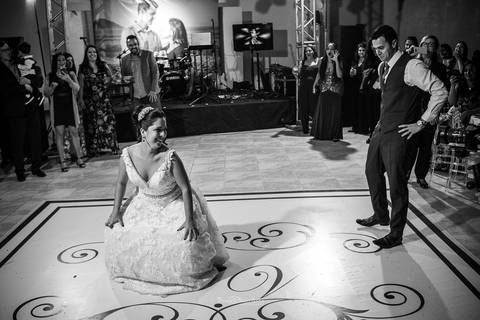 dança dos noivos valsa festa casamento convidados observam preto e branco '