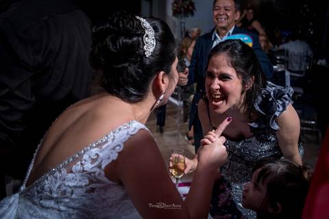 noiva canta com convidada'
