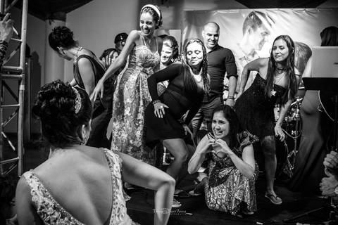 noiva dança com madrinhas e convidadas preto e branco'