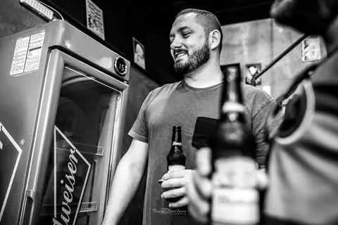 noivo bebe com os padrinhos preto e branco'