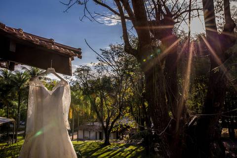 vestido da noiva ambiente esterno paisagem vegetação raios de sol'