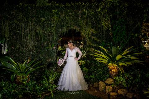 noiva vestido buque parede viva vegetação ambiente externo'