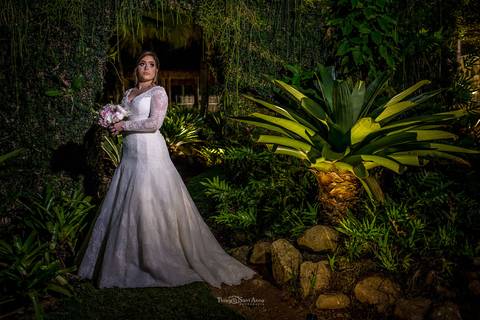 noiva vestido buque parede viva vegetação ambiente externo'