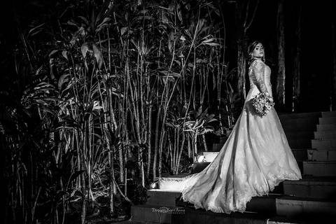 noiva escadaria vestido buque vegetação ambiente externo preto e branco'