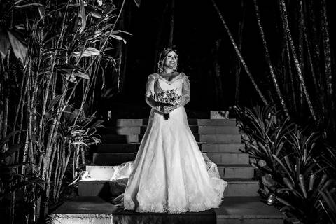noiva escadaria vestido buque ambiente externo vegetação preto e branco'