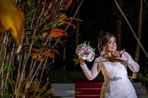 noiva vestido buque escadaria tapete vermelho vegetação ambiente externo'