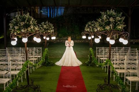 noiva vestido tapete vermelho ambiente externo  vegetação cadeiras brancas flores brancas'