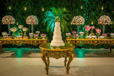bolo de casamento branco decoração dourado parede viva vegetação flores tons de rosa'