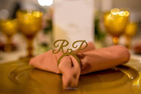 decoração dourada guardanapo salmão iniciais do casal'