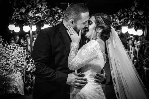 beijo dos noivos preto e branco '