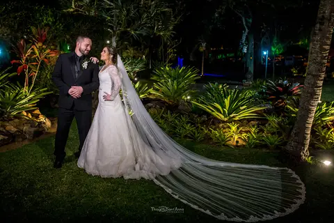 noivos ambiente externo vegetação noiva vestido véu '