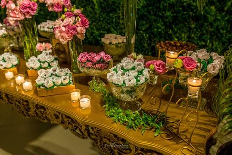 mesa decoração dourado tons de rosa parede viva velas'