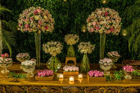 mesa decoração dourado tons de rosa parede viva velas'