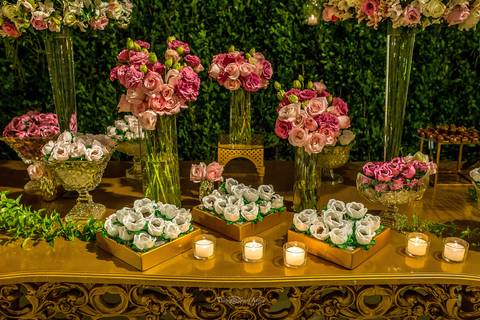 mesa decoração dourado tons de rosa parede viva velas'