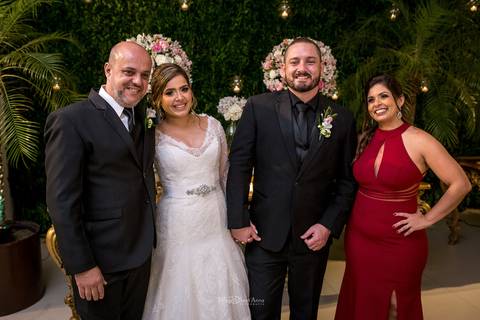 noivos posam com convidados'