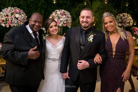 noivos posam com convidados'