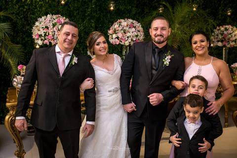 noivos posam com convidados'