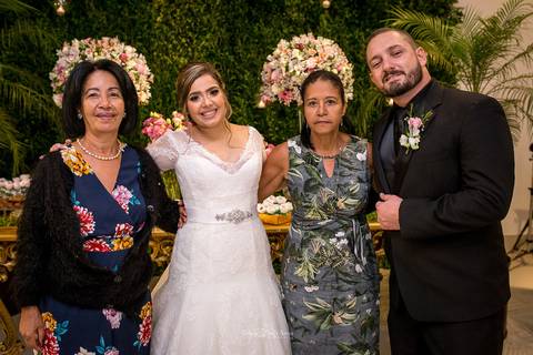 noivos posam com convidados'