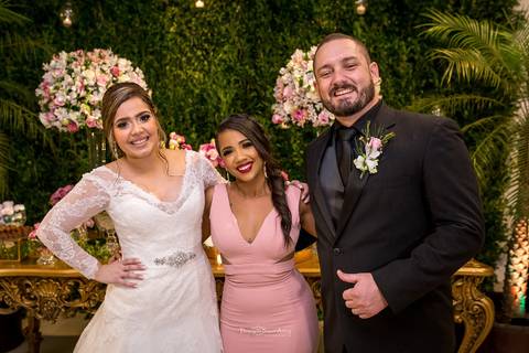 noivos posam com convidados'