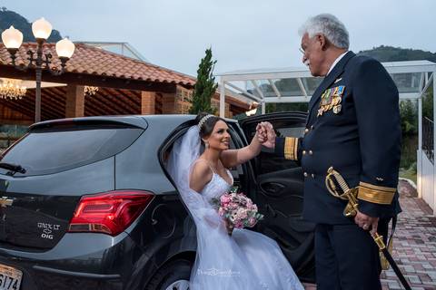 noiva vestido casamento buque carro pai militar farda espada'