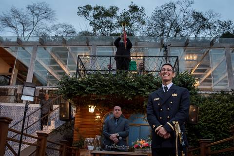casamento cerimônia madeira vegetação noivo militar farda instrumento '