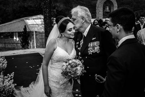 casamento noiva noivo vestido buque beijo do pai preto e branco '