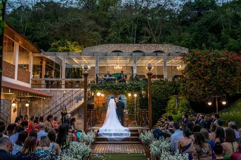 noiva véu noivo estrutura ampla vegetação convidados flores decoração casamento'