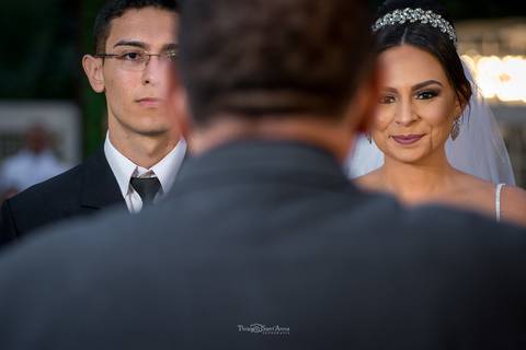 pastor desfocado entre os noivos noivo e noiva casamento'