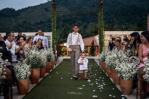 casamento entrada pajens tapete verde montanhas convidados flores brancas  '