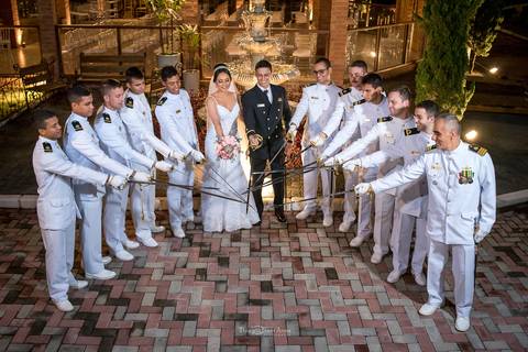 casamento cerimônia militar farda branca espadas unidas fonte branca ao fundo '