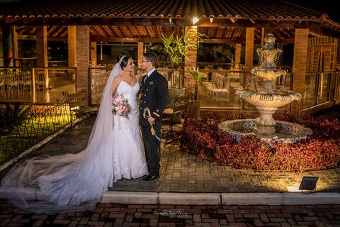 noiva vestido véu buque noivo farda espada decoração rústica fonte branca '