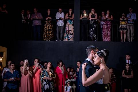 noivos dançam valsa convidados observam '